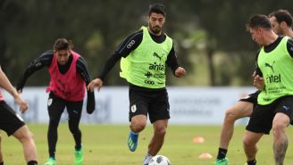 Luis Suárez participa en un entrenamiento de Uruguay en Montevideo