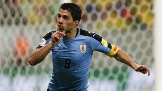 Suárez celebra gol con Uruguay