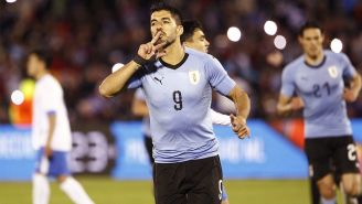 Suárez celebra una anotación con Uruguay durante un amistoso