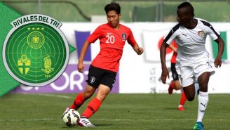 Jugador de Corea controla el balón en el partido
