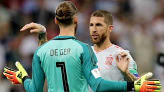 Ramos habla con De Gea durante el duelo contra Portugal