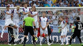 Jugadores de Islandia tapan tiro de Messi 