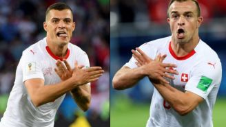 Xhaka y Shaqiri celebran gol con las manos cruzadas