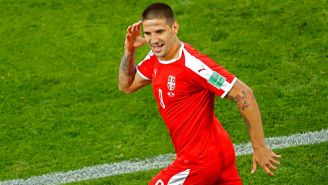 Aleksandar Mitrovic celebra un gol con Serbia 