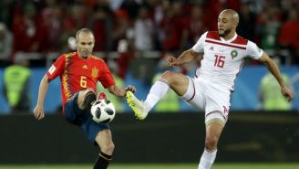 Iniesta disputa un balón con Nordin Amrabat