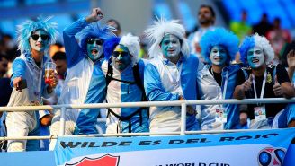 Aficionados de Argentina alientan a su equipos en el juego contra Croacia