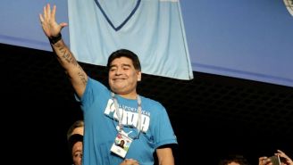 Maradona saluda a la afición en el Saint Petersburg Stadium