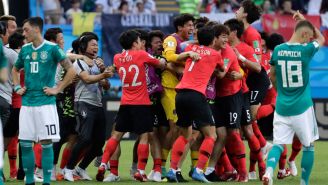 Jugadores de Corea celebran uno de los dos goles frente a Alemania