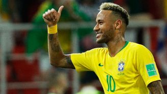Neymar hace una seña de aprobación en el juego vs Serbia