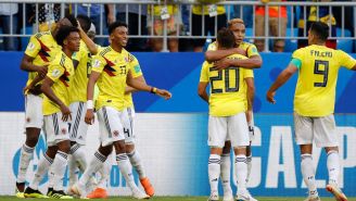 Jugadores colombianos celebran el único gol del partido