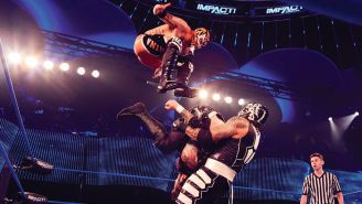 Momento en que Penta y Fénix aplican un 'Piledriver' a Dave Crist