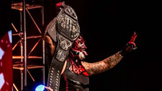 Pentagón Jr. posa con el título de Parejas de Impact Wrestling