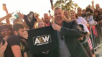 Chris Jericho sostiene una toalla de All Elite Wrestling