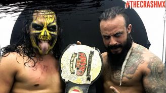 Bestia 666 y Mecha Wolf con los campeonatos en Pareja de The Crash