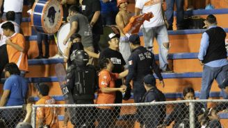 Aficionados y policías en las gradas del Estadio Marte R. Gómez