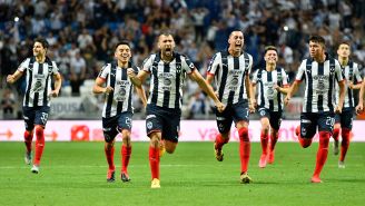 Jugadores de Rayados corren tras ganar el encuentro