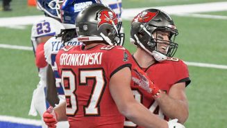 Gronk y Brate celebran un touchdown