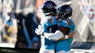 Jonnu Smith y Ryan Tannehill celebrando una anotación de los Titans