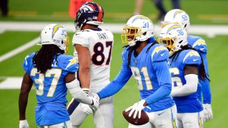 Jugadores de Chargers celebran en triunfo vs Broncos