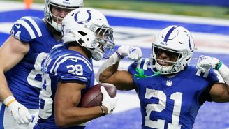 Jugadores de los Colts celebran un touchdown para los Jaguars