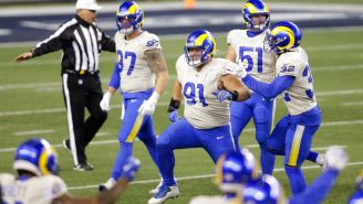 La defensiva de los Rams festeja una jugada ante la ofensiva rival