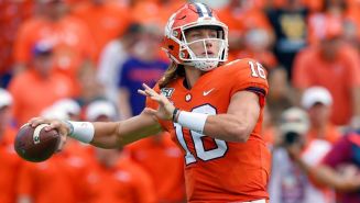 Lawrence lanza el ovoide en un juego de Clemson