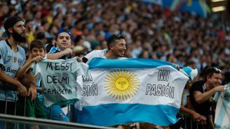 Afición de Argentina en las gradas de un inmueble