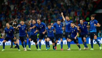 Jugadores de Italia corren tras la parada final de Donnarumma
