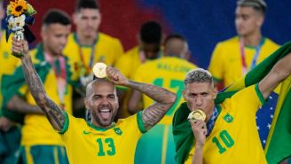 Dani Alves junto a Richarlison en Tokio 2020