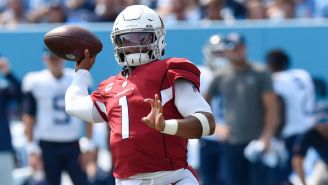 Kyler Murray lanzando un pase en el juego los Titans