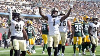 Jugadores de los Saints celebran ante los Packers