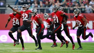 Jugadores de Atlanta festejando ante los Jets