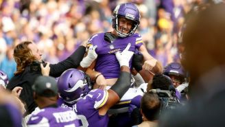 Greg Joseph festejando el gol de campo de la victoria de los Vikings