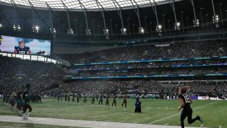 Aficionados arrojaron basura al campo en el Jaguars vs Dolphins