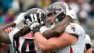 Jugadores de Falcons celebrando una anotación