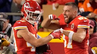 Jugadores de los Chiefs, tras anotar un touchdown