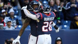 Jugadores de los Texans reaccionan durante partido