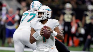 Tua Tagovailoa durante un partido con los Dolphins