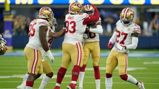 Jugadores de San Francisco 49ers festejan una anotación