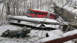 Un autobús y un auto sobre el puente colapsado