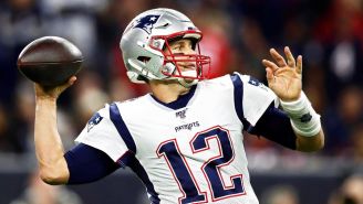 Tom Brady jugando partido de la NFL con Patriotas