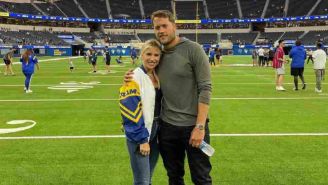 Matthew Stafford y su esposa en el SoFi Stadium