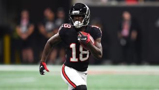 Calvin Ridley jugando partido de la NFL con los Atlanta Falcons