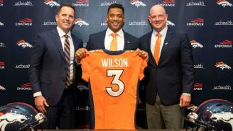 Russell Wilson durante su presentación oficial con los Denver Broncos