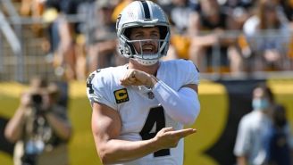 Derek Carr jugando partido de la NFL con Raiders