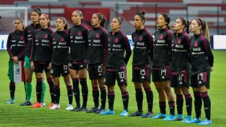 Jugadoras de la Selección Mexicana Femenil cantando el himno nacional