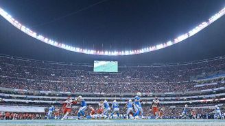 Partido de la NFL jugándose en la cancha del Estadio Azteca
