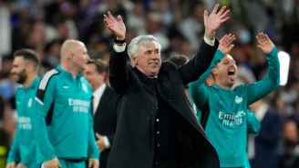 Ancelotti saluda a los aficionados