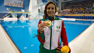 Paola Espinosa con su medalla de oro en Toronto 2015