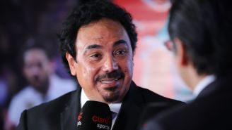 Hugo Sánchez durante premiación en 2018